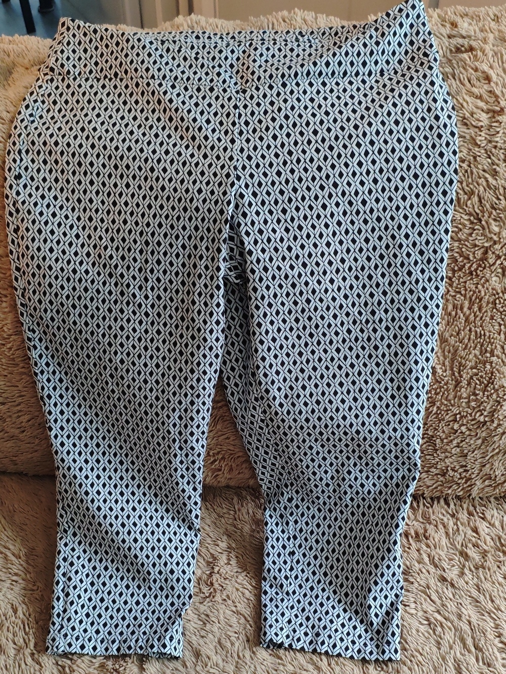 just be Black & White Diamond-Print Capris